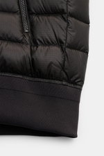Nahaufnahme des C.P. Company Daunenblouson schwarz am unteren Saum, wasserabweisende Ripstop-Microfaser, ultraleicht, Slim Fit, elastischer Bund.