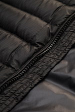 Nahaufnahme des schwarzen C.P. Company Daunenblousons in Slim Fit, zeigt wasserabweisende Ripstop-Oberfläche und Reißverschluss, Detailansicht.