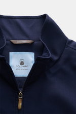 Nahaufnahme der Colombo Cashmere Jacke navy mit Stehkragen, zwei-Wege-Reißverschluss und Label im Kragen, aus reiner Cashmere, Regular Fit.