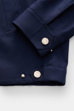 Nahaufnahme der unteren Ärmel- und Saumpartie der Colombo Cashmere Jacke navy aus reiner Cashmere-Qualität, Regular Fit mit weichem Griff, Stehkragen, Zwei-Wege-Reißverschluss und paspelierten Fronttaschen, fotografiert von schräg oben.