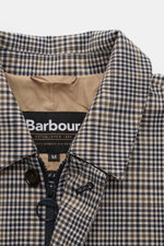 Barbour Regenmantel 'Check Rokig' navy/oliv kariert, Detailfoto von oben, wasserfest, Microfaser, Slim Fit, Reißverschluss, Umlegekragen.