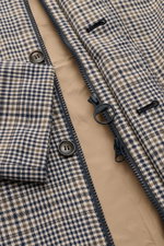 Barbour Regenmantel 'Check Rokig' navy/oliv kariert, Detailaufnahme von Innenfutter, Reißverschluss, Knöpfen, wasserfest, Slim Fit, Microfaser mit Viskose.
