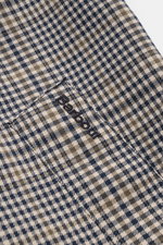Barbour Regenmantel 'Check Rokig' navy/oliv kariert, Detailaufnahme der karierten Microfaser mit gesticktem Logo und weichem Griff.