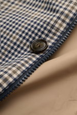 Nahaufnahme des Barbour Regenmantels 'Check Rokig' navy/oliv kariert von innen mit Knopf, Reißverschluss und glattem Innenfutter, Microfaser mit Viskose.
