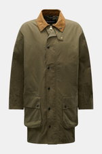 Barbour Wachsjacke 'Icons Border Casual' oliv, frontale Aufnahme, gewachste Baumwolle, Cordkragen, Pattentaschen, Logostickerei, Tartan-Futter, Regular Fit.