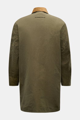 Rückansicht der olivfarbenen Barbour Wachsjacke 'Icons Border Casual' mit Cord-Kragen, gewachster Baumwolle und klassischem Wetterschutz.