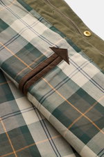 Barbour Wachsjacke 'Icons Border Casual' oliv, Detailansicht Innenfutter mit typisch kariertem Tartan-Muster, brauner Ziernaht und robuster Reißverschluss.