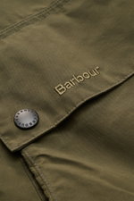 Nahaufnahme der olivfarbenen Barbour Wachsjacke 'Icons Border Casual' mit gewachster Baumwolle, Logostickerei und Druckknopf an der Tasche.
