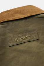 Nahaufnahme der Rückseite der Barbour Wachsjacke 'Icons Border Casual' oliv mit braunem Cordkragen und gesticktem Barbour-Logo auf gewachster Baumwolle.