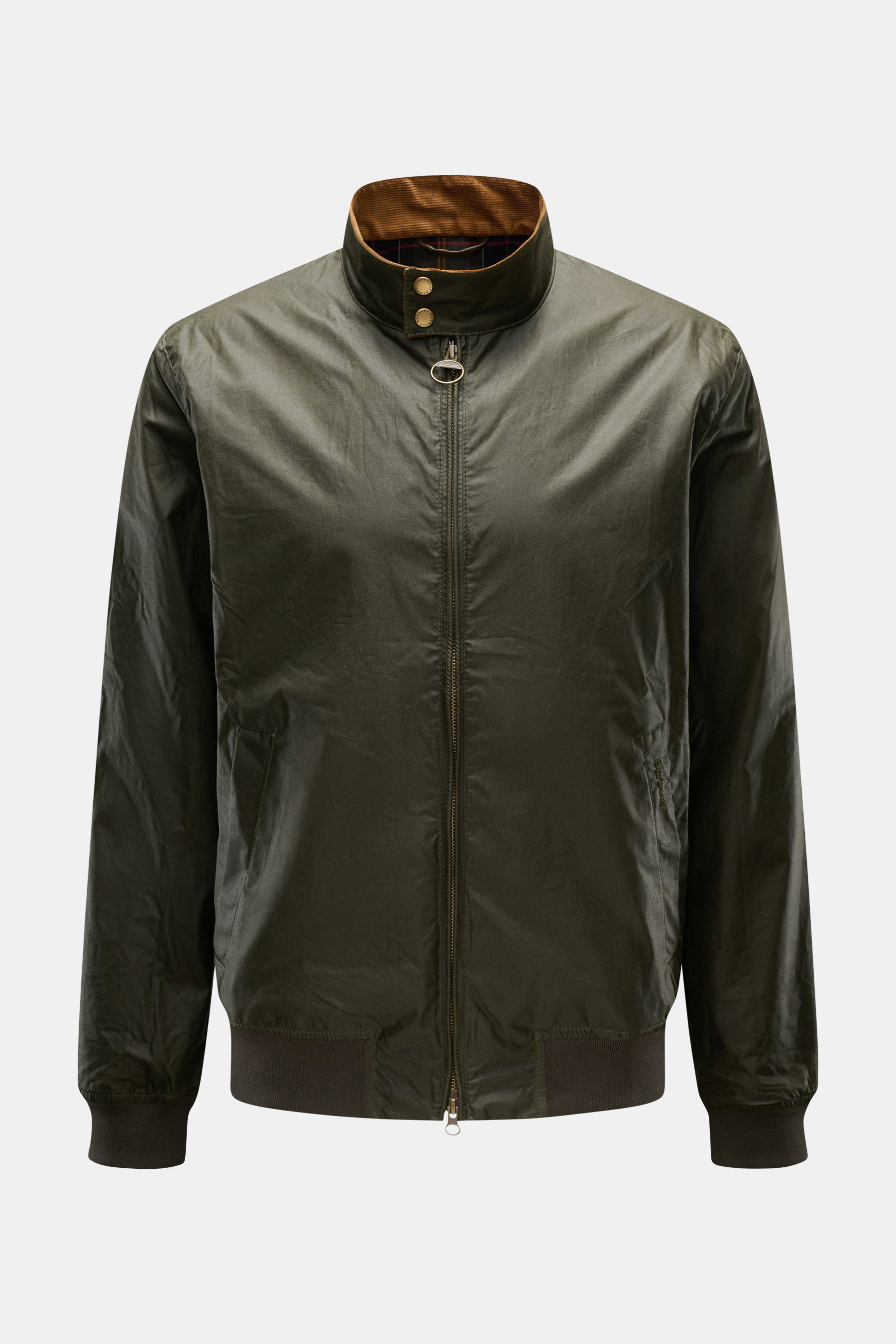 Frontale Aufnahme des Barbour Wachs-Blouson 'Royston' dark olive mit kurzem Schnitt, Stehkragen mit Cordbesatz, zwei-Wege-Reißverschluss, elastischen Bündchen und schrägen Leistentaschen aus gewachster Baumwolle.