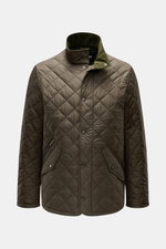 Barbour Steppjacke 'Chelsea Sportsquilt' oliv, Frontansicht, gesteppte Microfaser, ungefüttert, Stehkragen mit Cord, Pattentaschen, Zwei-Wege-Reißverschluss.
