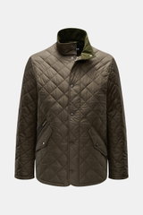 Barbour Steppjacke 'Chelsea Sportsquilt' oliv, Frontansicht, gesteppte Microfaser, ungefüttert, Stehkragen mit Cord, Pattentaschen, Zwei-Wege-Reißverschluss.