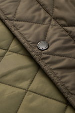 Nahaufnahme der Barbour Steppjacke 'Chelsea Sportsquilt' oliv, ungefüttert mit gesteppter Microfaser, leichter Wattierung und markantem Druckknopf, Front und Rückseite sichtbar.