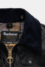 Barbour Wachsjacke 'Bedale' dark navy, Nahaufnahme von Cord-Kragen, Tartan-Futter, Reißverschluss und Label, gewachste Baumwolle, Regular Fit.