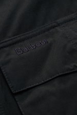 Close-up front pocket detail of Barbour Field jacket 'Sanderling' navy, showing the embroidered logo on cotton-microfibre fabric with a velvety feel, photographed from a top angle. Lightweight, functional, classic style, four bellows pockets, regular fit,
