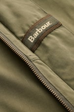 Close-up front view of Barbour Field jacket 'Sanderling' olive showing zipper and Barbour logo on lightweight cotton-microfibre fabric.

<p>Lightweight, functional and in classic style: The versatile field jacket 'Sanderling' by BARBOUR is made of comfort