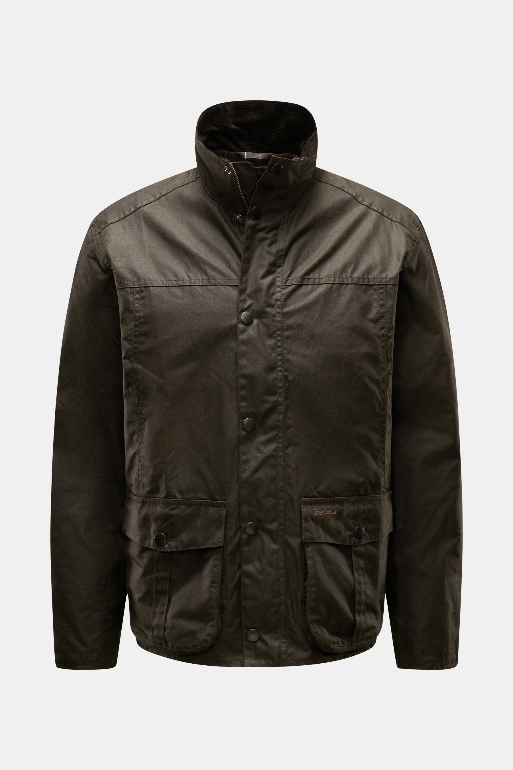 Frontansicht der Barbour Wachsjacke 'Sander' dark olive aus gewachster Baumwolle mit Cordkragen, großen Fronttaschen und karierter Innenfütterung.