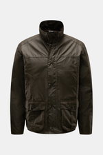 Frontansicht der Barbour Wachsjacke 'Sander' dark olive aus gewachster Baumwolle mit Cordkragen, großen Fronttaschen und karierter Innenfütterung.