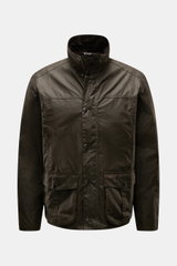 Frontansicht der Barbour Wachsjacke 'Sander' dark olive aus gewachster Baumwolle mit Cordkragen, großen Fronttaschen und karierter Innenfütterung.