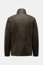 Rückansicht der Barbour Wachsjacke 'Sander' dark olive aus gewachster Baumwolle mit Cordkragen, ledernem Logo und karierter Innenfutter-Optik.