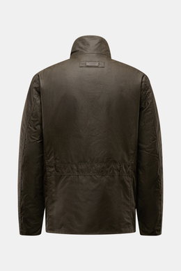 Rückansicht der Barbour Wachsjacke 'Sander' dark olive aus gewachster Baumwolle mit Cordkragen, ledernem Logo und karierter Innenfutter-Optik.