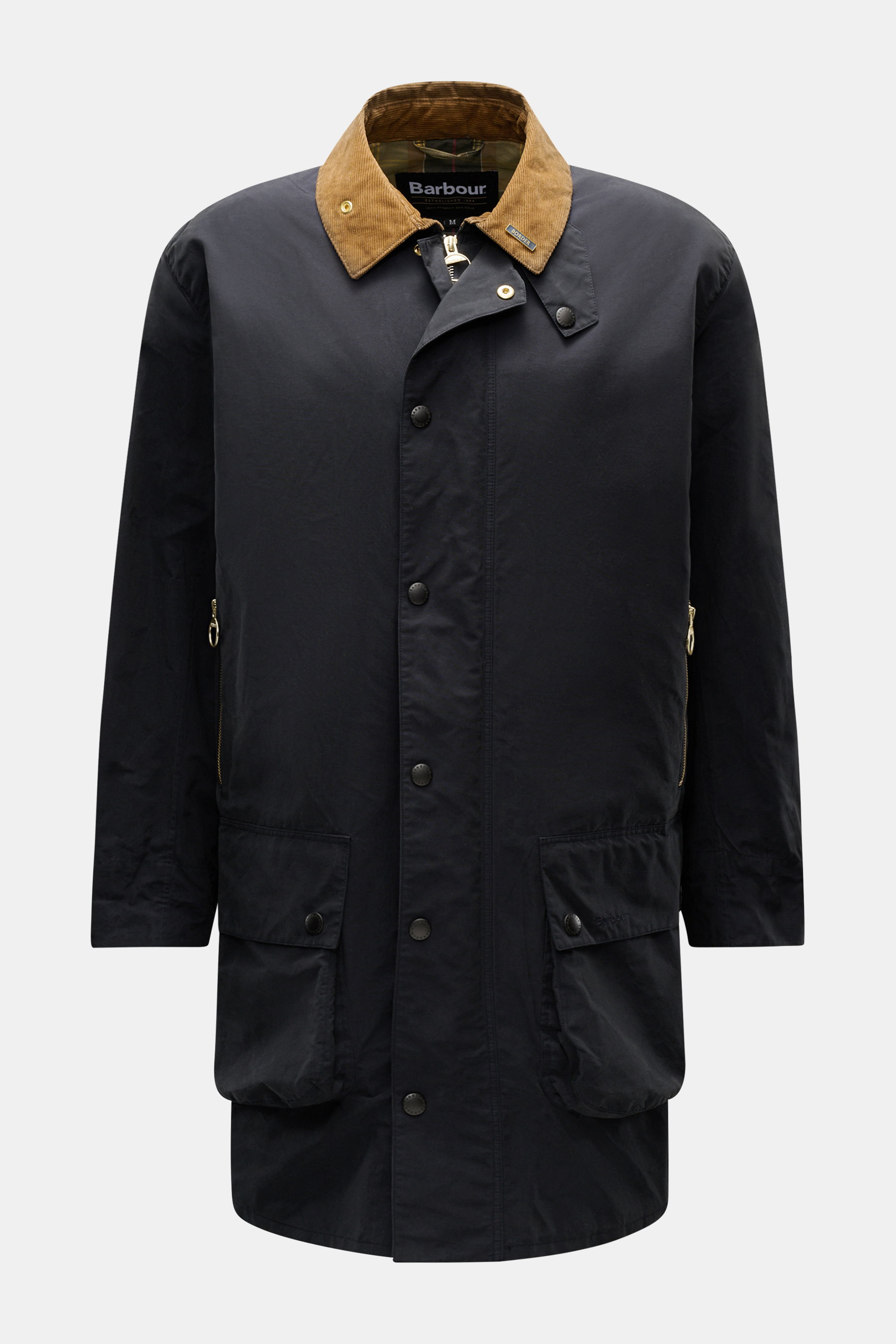 Frontansicht des Barbour Parka 'Icons Border' dark navy mit braunem Cordkragen, zwei-Wege-Reißverschluss, Windblende, schrägen Zipper- und Blasebalgtaschen, innen Tartanfutter, Regular Fit, aus Baumwoll-Microfaser-Mix, weich, klassisch elegant für Frühlin