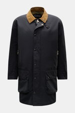 Frontansicht des Barbour Parka 'Icons Border' dark navy mit braunem Cordkragen, zwei-Wege-Reißverschluss, Windblende, schrägen Zipper- und Blasebalgtaschen, innen Tartanfutter, Regular Fit, aus Baumwoll-Microfaser-Mix, weich, klassisch elegant für Frühlin
