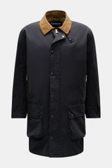 Frontansicht des Barbour Parka 'Icons Border' dark navy mit braunem Cordkragen, zwei-Wege-Reißverschluss, Windblende, schrägen Zipper- und Blasebalgtaschen, innen Tartanfutter, Regular Fit, aus Baumwoll-Microfaser-Mix, weich, klassisch elegant für Frühlin