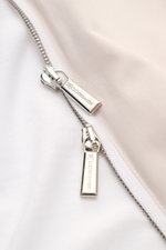 Close-up view of the silver two-way zip on the Moorer Jersey blouson 'Tolly' white/beige, showing fine twill cotton fabric. Sporty and elegant for warm days: With a twill trim and the finest 'Sea Island' cotton, the jersey blouson by MOORER is made of exc