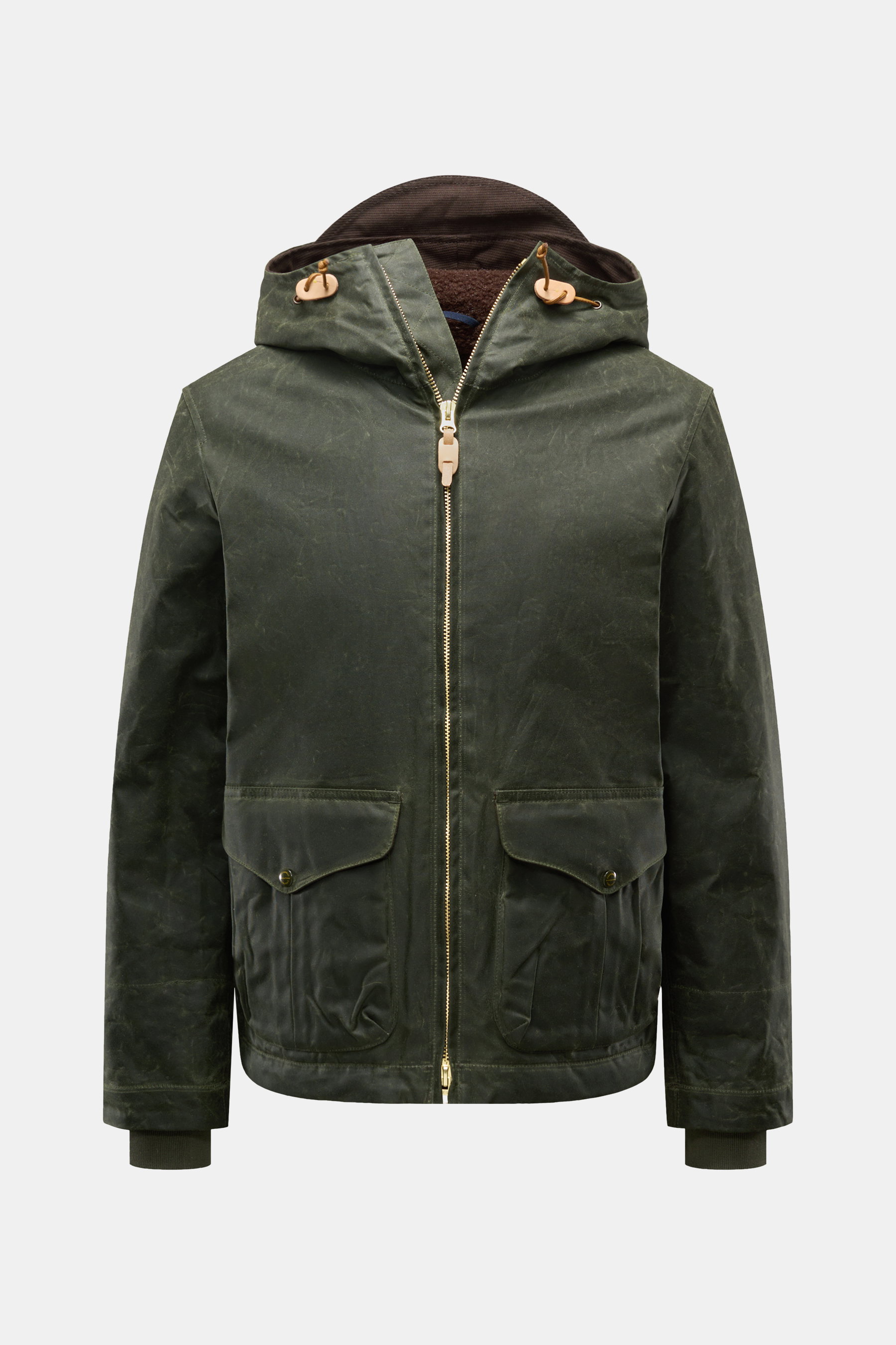 Manifattura Ceccarelli Wachsjacke 'Blazer Coat' dunkelgrün, slim Fit, aus gewachster Baumwolle mit Kapuze, Lederdetails, Stehkragen und Druckknopftaschen, frontal fotografiert.