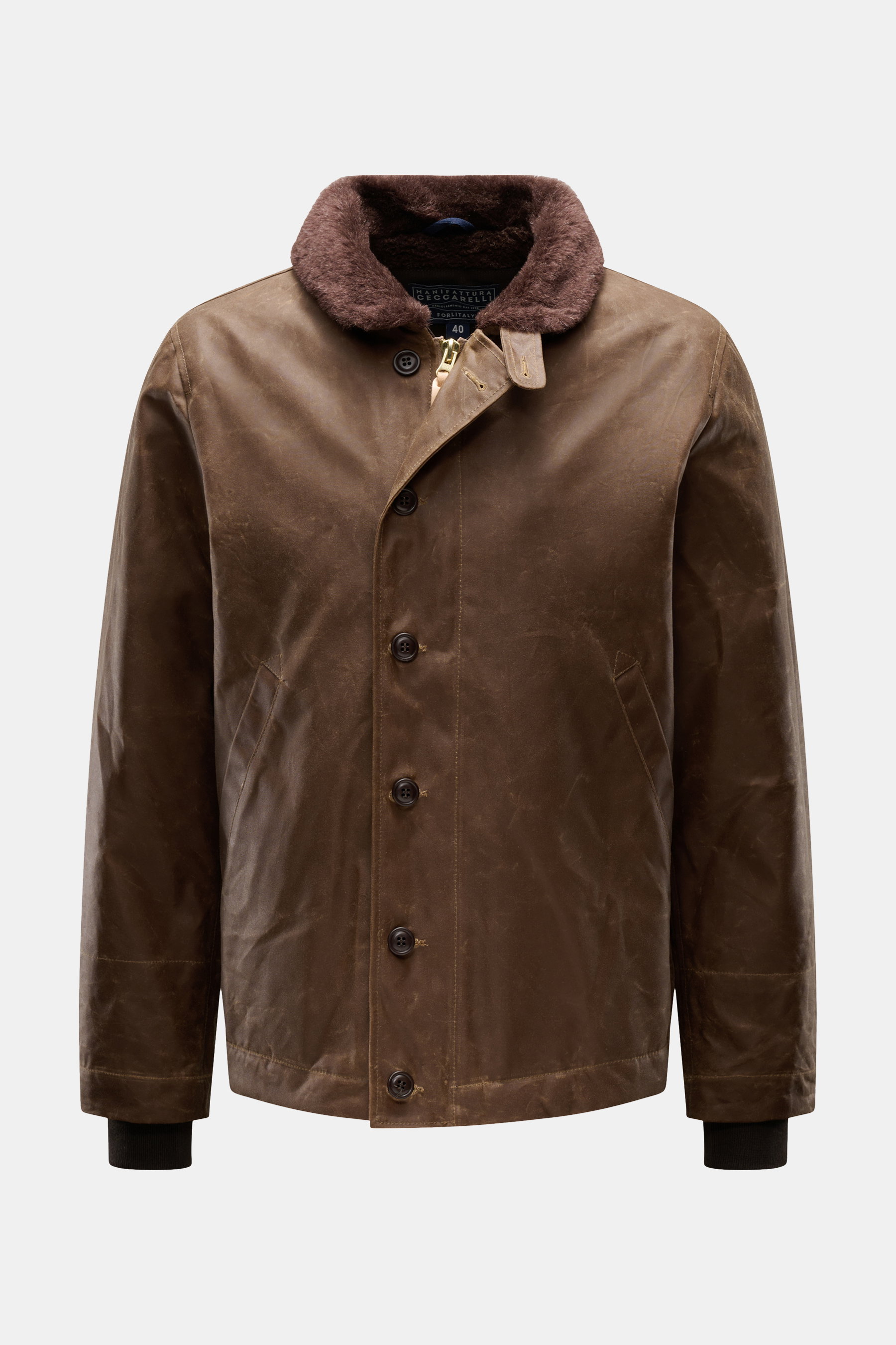 Frontansicht der braunen Manifattura Ceccarelli Wachsjacke 'Deck Jacket' mit Alpakawollkragen, gewachster, wasserabweisender Baumwolle und Knopfleiste.