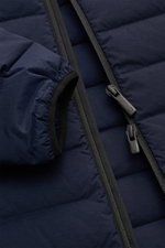 Nahaufnahme der UBR Daunenjacke 'Supersonic' navy von oben mit sichtbar elastischem Ärmel, Zwei-Wege-Reißverschluss und feiner Microfaser.