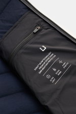 UBR Daunenjacke 'Supersonic' navy, Nahaufnahme innen mit Reißverschlusstasche, Sonic Seam Technology, ultraleicht, warm, elastisch, wasserabweisend.