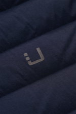 UBR Daunenjacke 'Supersonic' navy Detailaufnahme der wasserabweisenden, elastischen Microfaser mit reflektierendem Logo-Print und verschweißten Nähten.