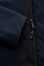 UBR Jacke 'Viper' navy, Nahaufnahme von Ärmel und Zwei-Wege-Reißverschluss, elastische, wasserabweisende Microfaser, Slim Fit