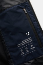 Nahaufnahme der Innentasche der UBR Jacke 'Viper' navy mit Zipper, ultraleichtem, wasserabweisendem Material und reflektierendem Logo-Print.