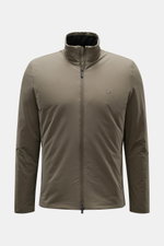 UBR Jacke 'Viper' graugrün, Slim Fit, aus elastischer Microfaser mit wasserabweisender Oberfläche, Frontansicht mit Zwei-Wege-Reißverschluss, hochschließendem Kragen, Zipper-Taschen, reflektierendem Logo und elastischen Abschlüssen.
