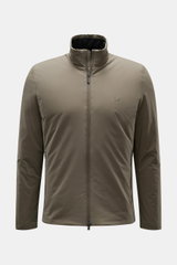 UBR Jacke 'Viper' graugrün, Slim Fit, aus elastischer Microfaser mit wasserabweisender Oberfläche, Frontansicht mit Zwei-Wege-Reißverschluss, hochschließendem Kragen, Zipper-Taschen, reflektierendem Logo und elastischen Abschlüssen.