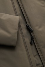 Nahaufnahme der UBR Jacke 'Viper' graugrün von vorne, zeigt zwei-Wege-Reißverschluss, elastische Microfaser, wasserabweisend und Slim Fit.