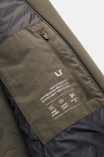 Nahaufnahme der Innenseite der graugrünen UBR Jacke 'Viper' mit Reißverschlusstasche, elastischem Material und reflektierendem Logo-Print.