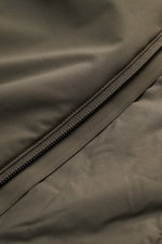 UBR Jacke 'Viper' graugrün, Nahaufnahme des wasserabweisenden, elastischen Mikrofaserstoffs mit Reißverschluss, glatter Griff, Slim Fit.