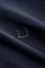UBR Jacke 'Nano' navy Detailaufnahme der glatten, hochwertigen Microfaser mit reflektierendem Logo-Print, wind- und wasserabweisend.