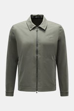 UBR Jacke 'Nano' graugrün, Frontansicht, Slim Fit, glatte Microfaser, Wind- und wasserabweisend, zwei-Wege-Reißverschluss, Umlegekragen.