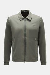 UBR Jacke 'Nano' graugrün, Frontansicht, Slim Fit, glatte Microfaser, Wind- und wasserabweisend, zwei-Wege-Reißverschluss, Umlegekragen.