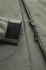 UBR Jacke 'Nano' graugrün in Nahaufnahme von vorne, zeigt glatten Microfaserstoff, Zwei-Wege-Reißverschluss und flexible Ärmelabschlüsse.
