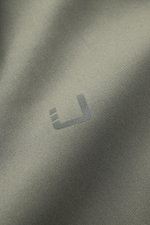 UBR Jacke 'Nano' graugrün im Detail, Stoffnahaufnahme mit reflektierendem Logo-Print, glatter Griff, wind- und wasserabweisend, Slim Fit.
