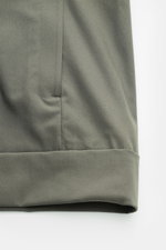 UBR Jacke 'Nano' graugrün in Nahaufnahme von unten, zeigt glatte Microfaser, Slim Fit, wind- und wasserabweisend, leichte Qualität.