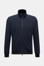 UBR Blouson 'Delta' navy, frontale Ansicht, leichte Microfaserjacke mit Stehkragen, Zwei-Wege-Reißverschluss, elastischen Bündchen und Slim Fit.