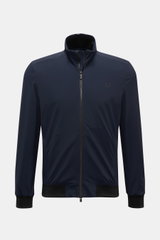 UBR Blouson 'Delta' navy, frontale Ansicht, leichte Microfaserjacke mit Stehkragen, Zwei-Wege-Reißverschluss, elastischen Bündchen und Slim Fit.