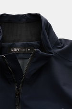 UBR Blouson 'Delta' navy im Close-up von oben, zeigt Stehkragen mit Rippstrick-Innenseite und Zwei-Wege-Reißverschluss.